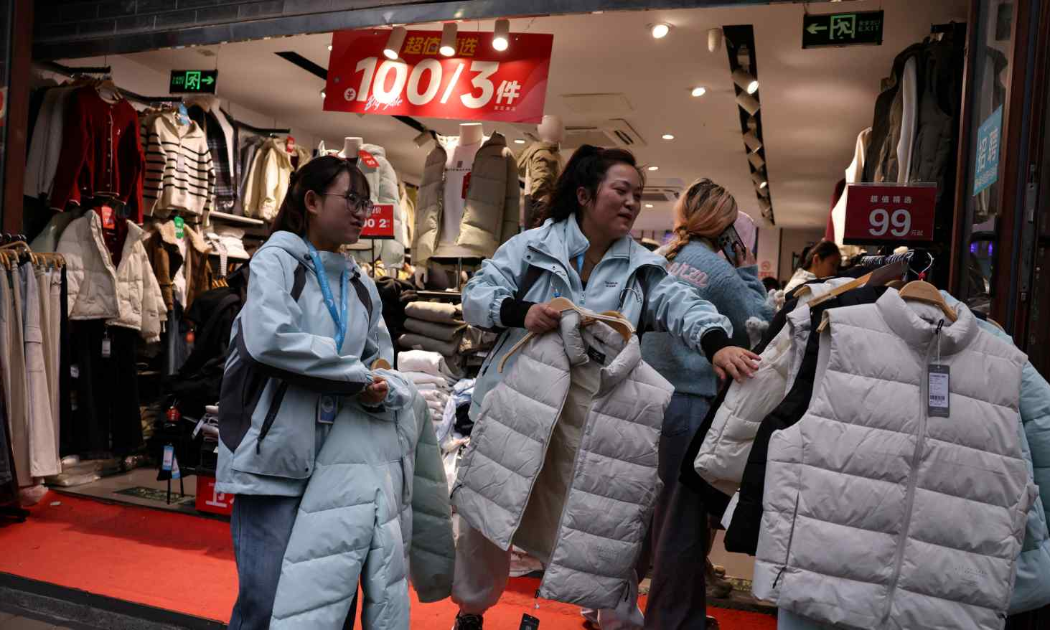 Người tiêu dùng Trung Quốc đang có xu hướng chờ giảm giá mới mua hàng - Ảnh: Reuters