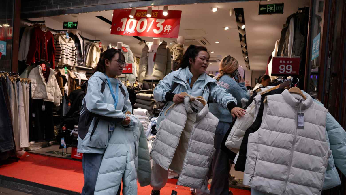 Người tiêu dùng Trung Quốc đang có xu hướng chờ giảm giá mới mua hàng - Ảnh: Reuters