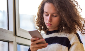 Nhóm người trẻ lựa chọn né tránh hoàn toàn công cụ AI vì nhiều lý do như môi trường và đạo đức.