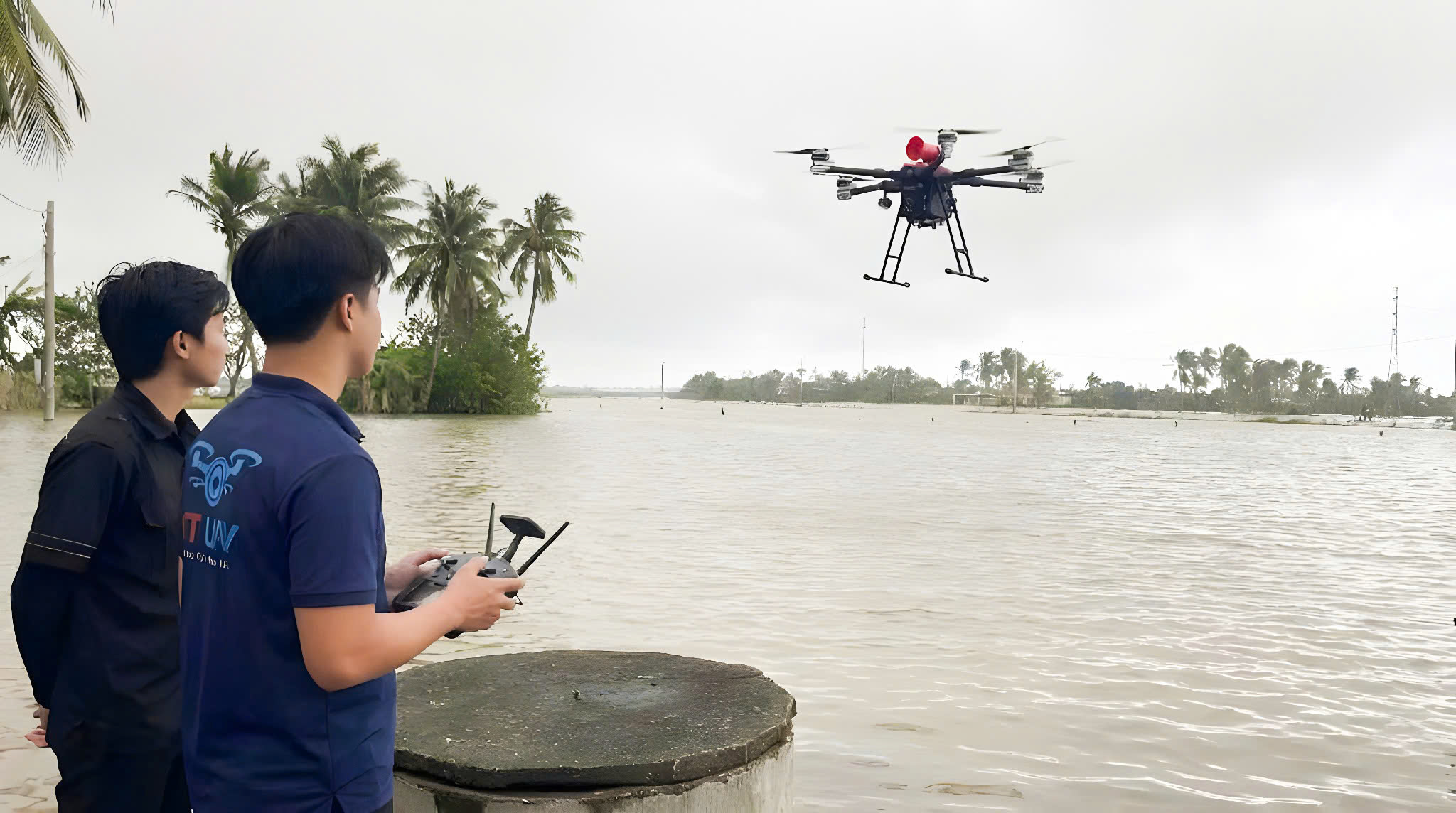 Các UAV của CT UAV xác định vị trí người dân cần giúp đỡ và vận chuyển nhu yếu phẩm tại xã Hòa Xuân Đông (Phú Yên cũ).