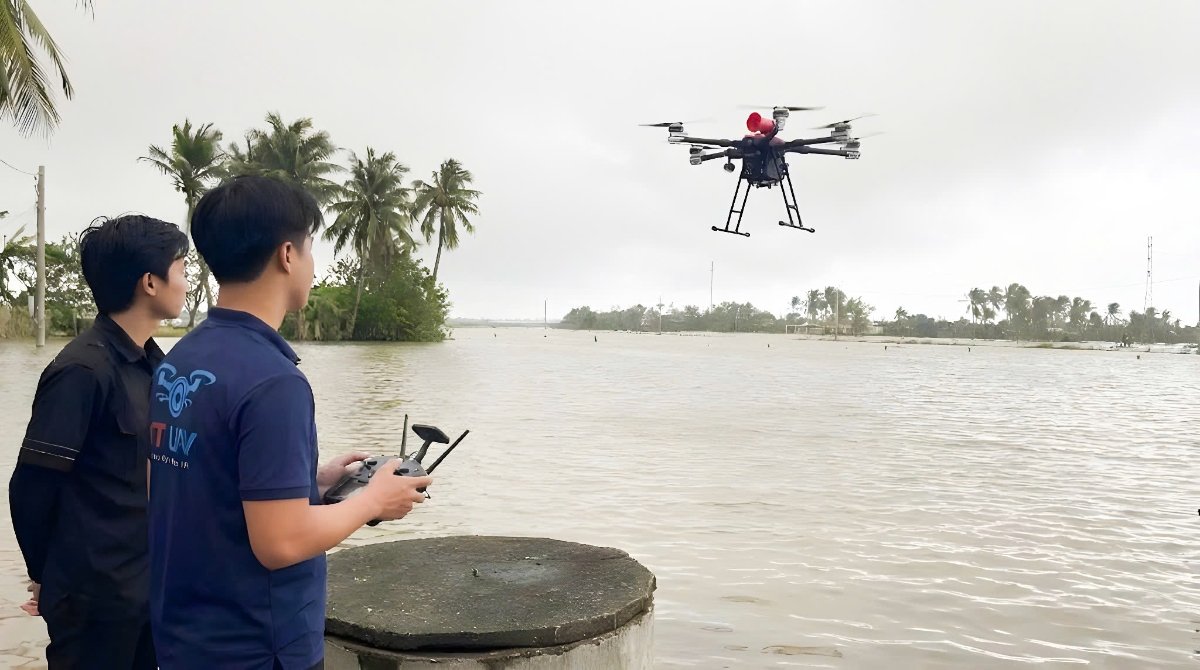 Các UAV của CT UAV xác định vị trí người dân cần giúp đỡ và vận chuyển nhu yếu phẩm tại xã Hòa Xuân Đông (Phú Yên cũ).