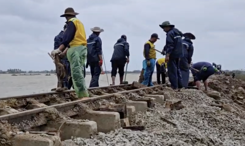 Thông tuyến đường sắt Bắc - Nam sau mưa lũ   