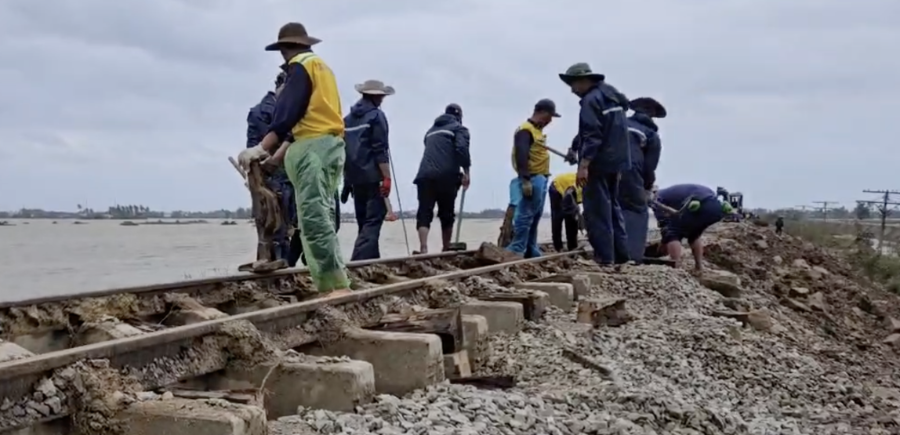 Hơn 1.000 công nhân làm việc ngày đêm để xử lý hư hỏng trên tuyến đường sắt. Ảnh: VNR
