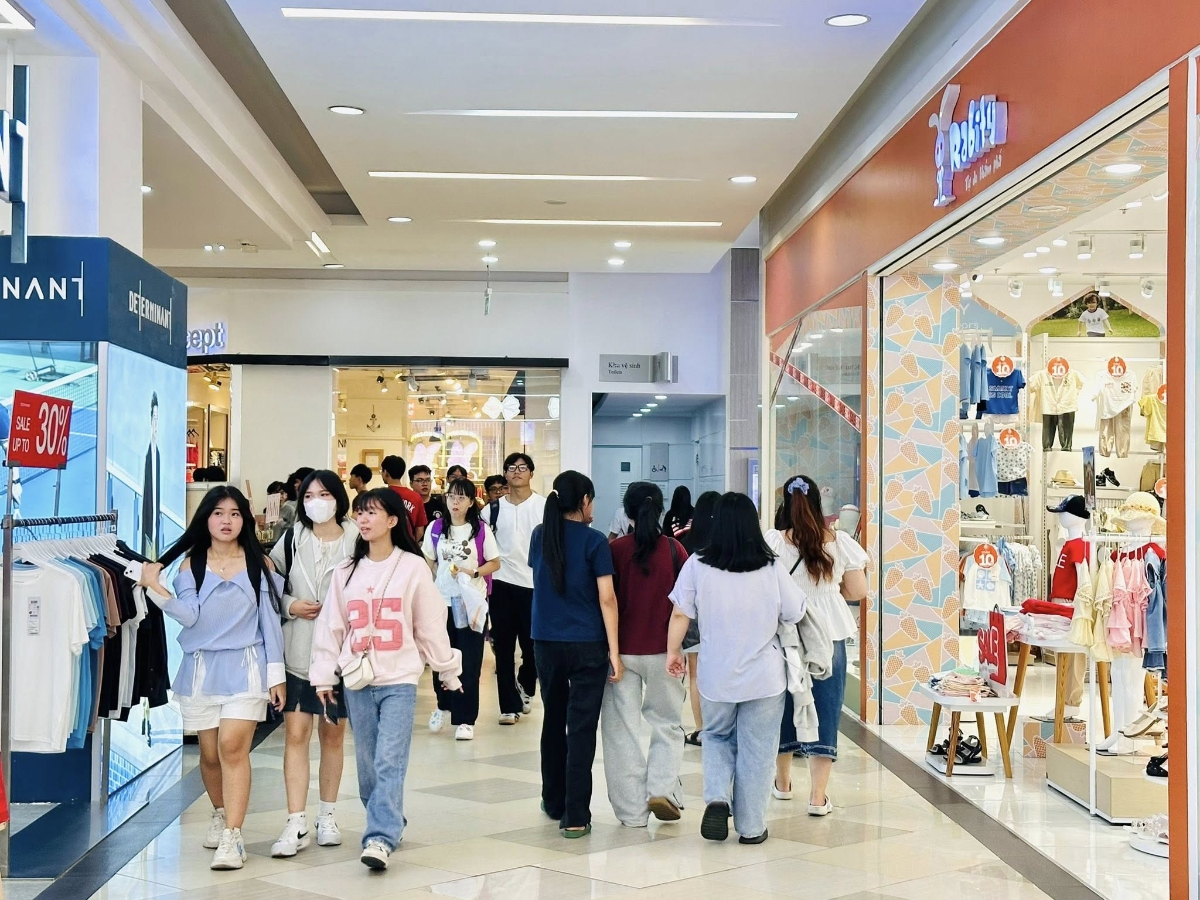 Không khí Black Friday rộn ràng tại các trung tâm thương mại ở TP.HCM.