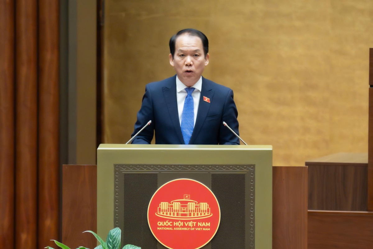 Ủy viên Ủy ban Thường vụ Quốc hội, Chủ nhiệm Ủy ban Pháp luật và Tư pháp&nbsp;Hoàng Thanh Tùng trình bày Báo cáo giải trình, tiếp thu, chỉnh lý dự thảo Luật Dẫn độ. Ảnh: Quốc hội.