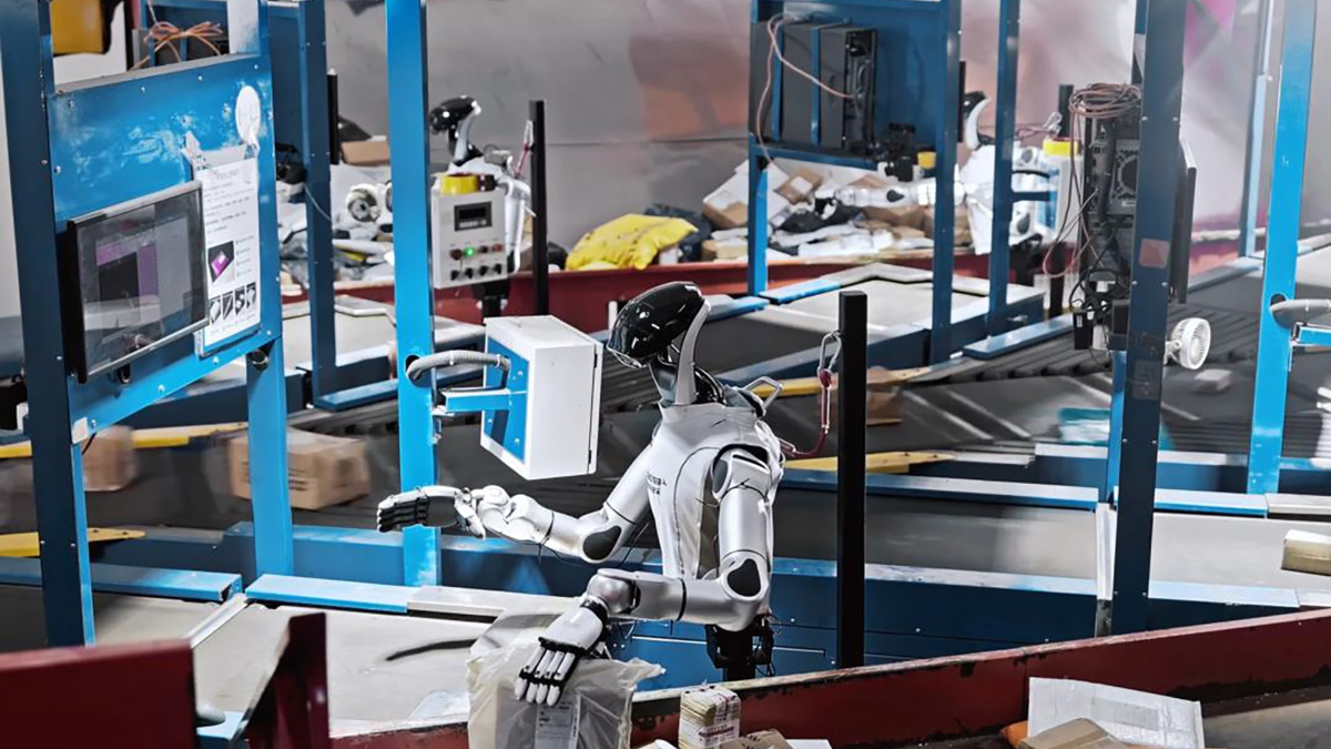 Robot đang phân loại và đóng gói hàng hóa trong một cơ sở hậu cần