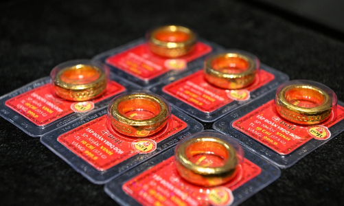 Giá mua, bán vàng nhẫn ‘”4 số 9” tăng gần gấp đôi giá vàng miếng