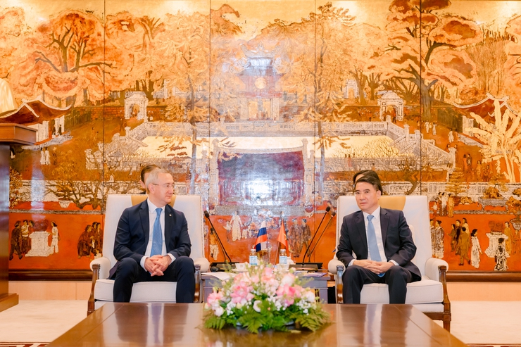 Ông Nguyễn Xuân Lưu, Ủy viên Ban Thường vụ Thành ủy, Phó Chủ tịch UBND thành phố Hà Nội tại buổi tiếp và làm việc với ông  Shapsha Vladislav Valerievich, Thống đốc tỉnh Kaluga (Liên bang Nga). (Ảnh: UBND TP. Hà Nội)