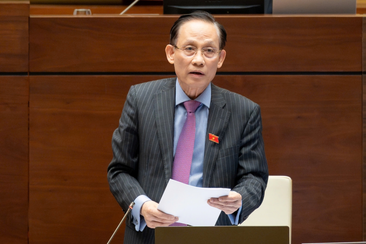Bộ trưởng Bộ Ngoại giao Lê Hoài Trung thay mặt cơ quan chủ trì soạn thảo phát biểu tiếp thu, giải trình các ý kiến của đại biểu Quốc hội. Ảnh: Quốc hội.