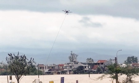 UAV vận chuyển nhu yếu phẩm đến bà con vùng bị lũ lụt miền Trung