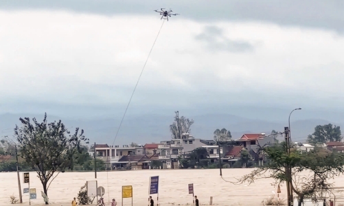 UAV vận chuyển nhu yếu phẩm đến bà con vùng bị lũ lụt miền Trung 