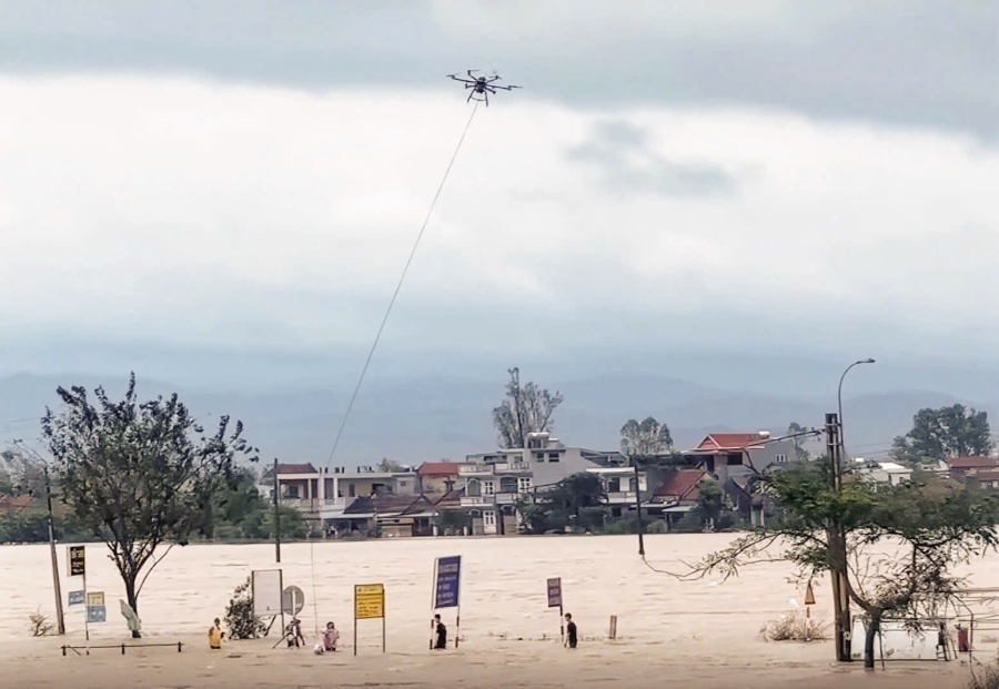 UAV vận chuyển nhu yếu phẩm đến bà con vùng bị lũ lụt tại thôn Quy Hậu, Tuy Hoà (Phú Yên cũ).
