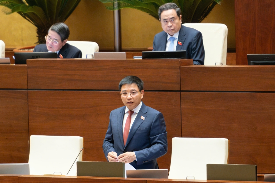 Bộ trưởng Bộ Tài chính Nguyễn Văn Thắng phát biểu. Ảnh: Quốc hội.