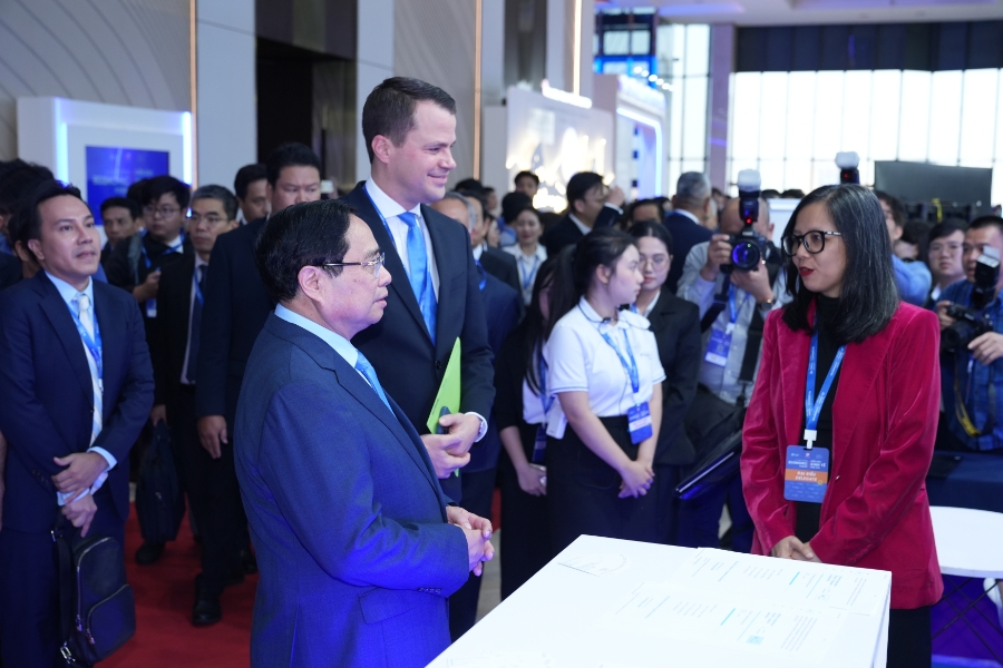 Thủ tướng Phạm Minh Chính, Giám đốc điều hành WEF Stephan Mergenthaler tham quan triển lãm trong khuôn khổ Diễn đàn Kinh tế mùa Thu 2025 tại TP. Hồ Chí Minh sáng 26/11.