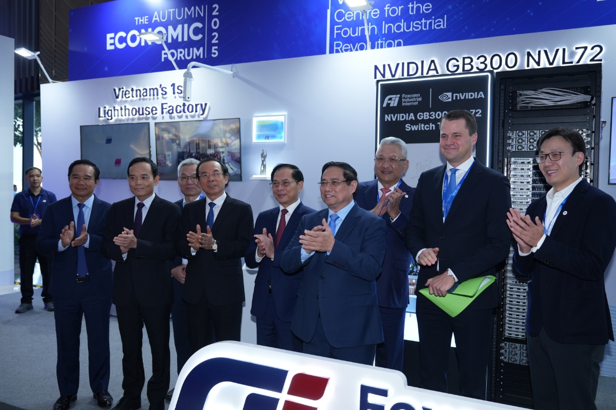 Thủ tướng và các đại biểu tham quan Triển lãm trong khuôn khổ Diễn đàn.