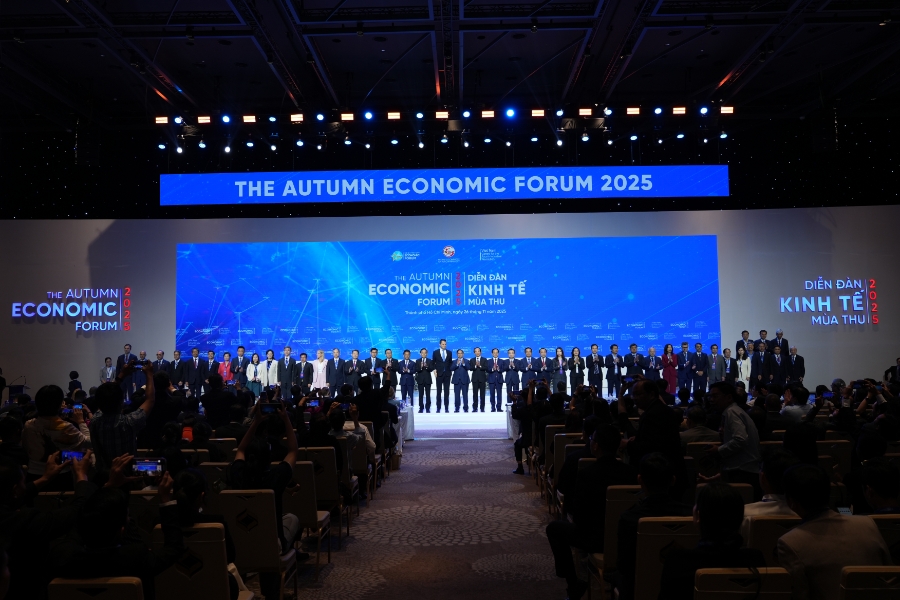 Các đại biểu, diễn giả tại phiên toàn thể Diễn đàn Kinh tế mùa Thu 2025 diễn ra tại TP. Hồ Chí Minh với chủ đề "Chuyển đổi xanh trong kỷ nguyên số".