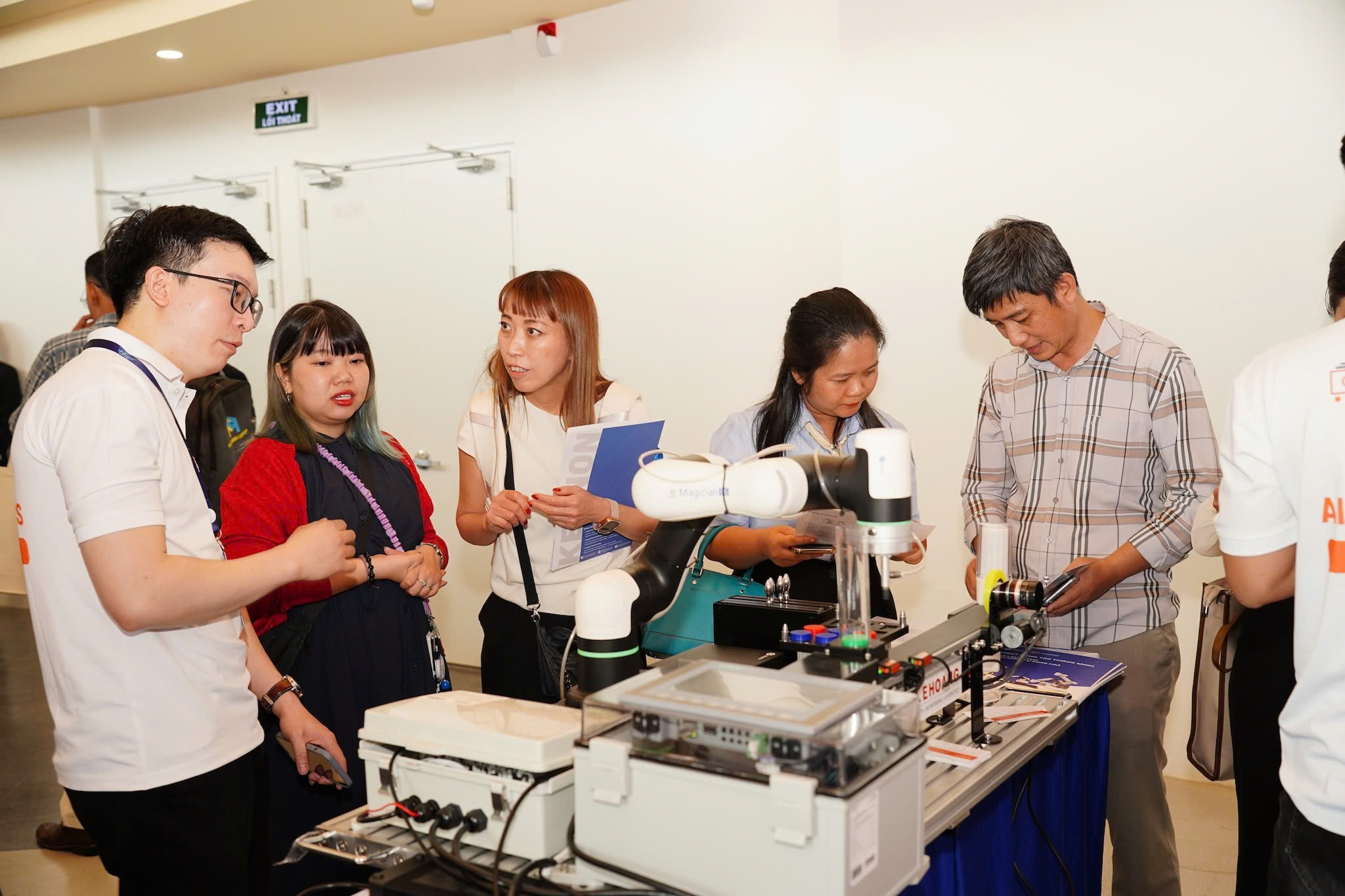 Gần 200 gian hàng trưng bày giải pháp chuyển đổi số, thành tựu khoa học công nghệ, đổi mới sáng tạo và các dự án khởi nghiệp tiêu biểu - Ảnh minh họa.