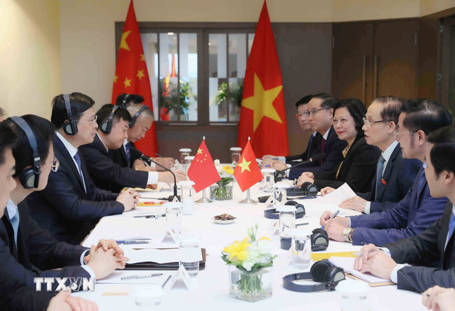 Toàn cảnh cuộc hội đàm giữa ông Lê Hoài Trung, Bí thư Trung ương Đảng, Bộ trưởng Ngoại giao và ông Vi Thao, Chủ tịch Khu tự trị dân tộc Choang, Quảng Tây, Trung Quốc. Ảnh: TTXVN. 