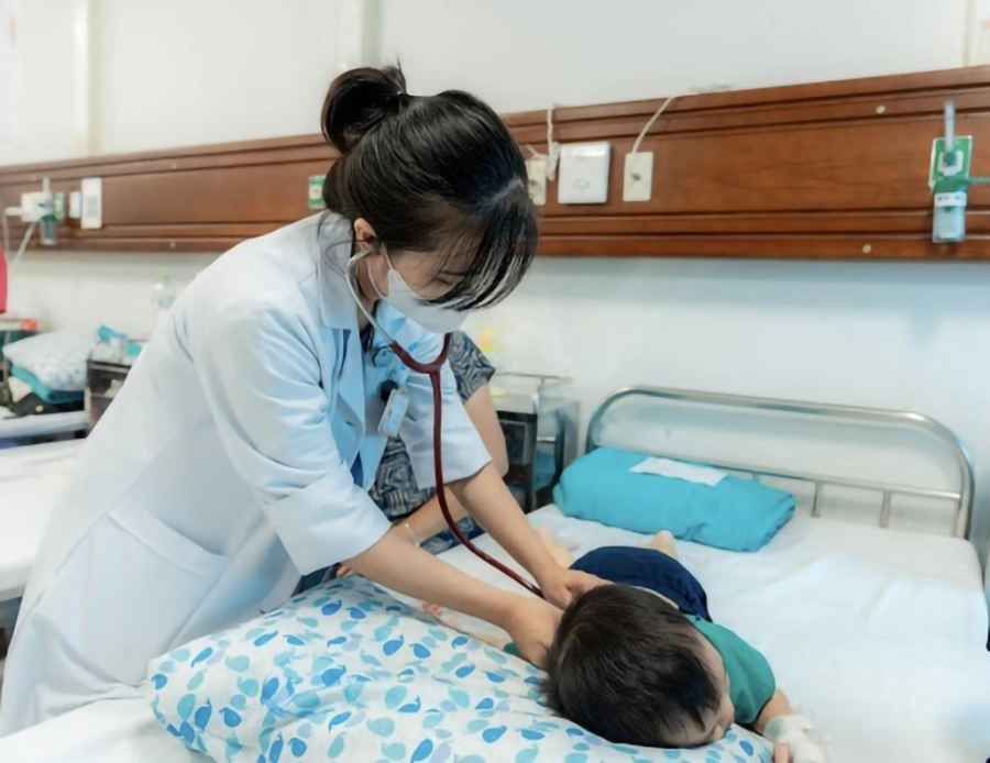 Hà Nội ghi nhận sự gia tăng cục bộ các trường hợp mắc cúm mùa, RSV.