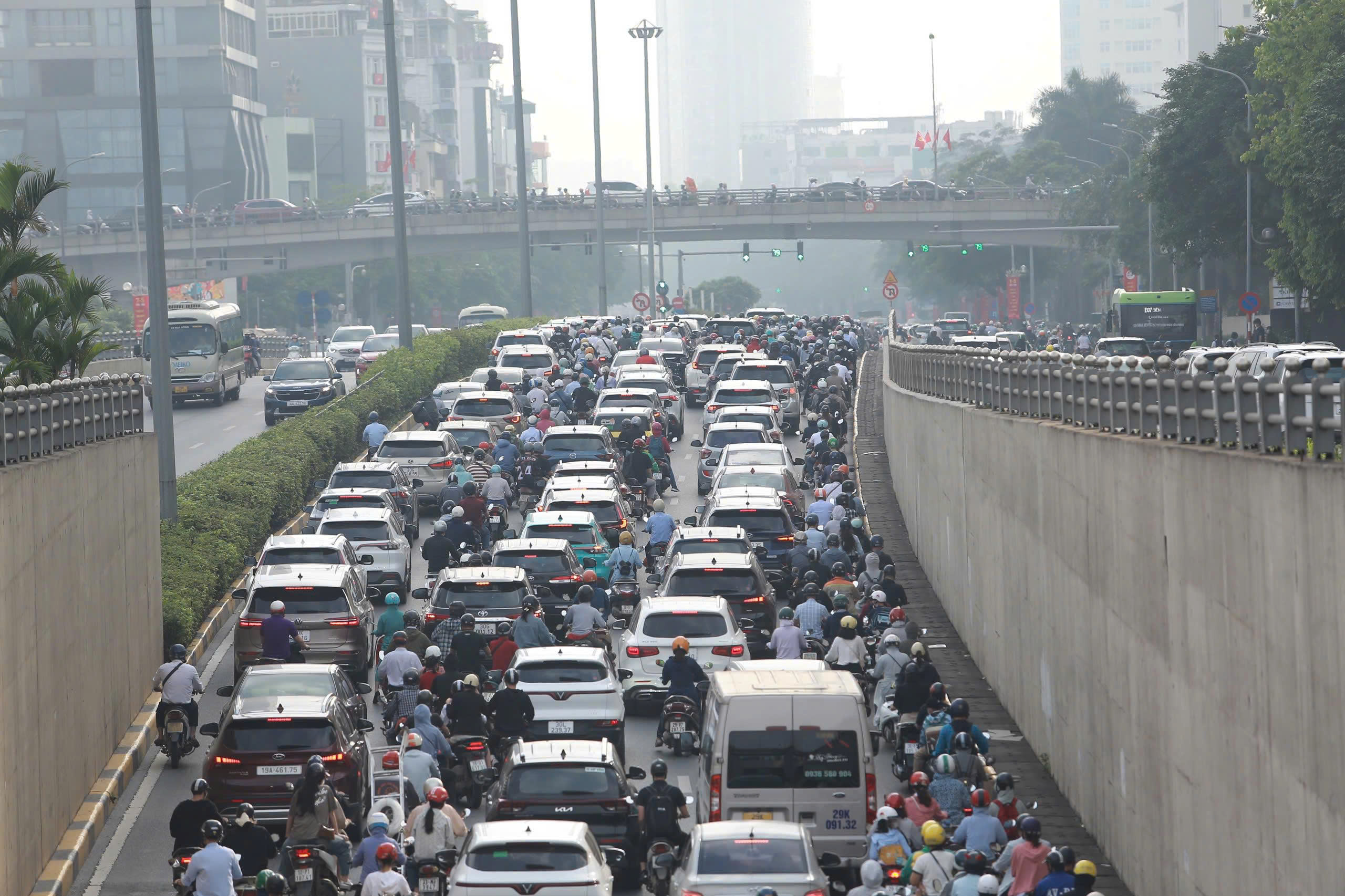 <i>Dù xu thế chuyển đổi đã rõ ràng và lộ trình được Nhà nước xác định cụ thể, các doanh nghiệp vận tải vẫn đối mặt với những thách thức lớn.</i>