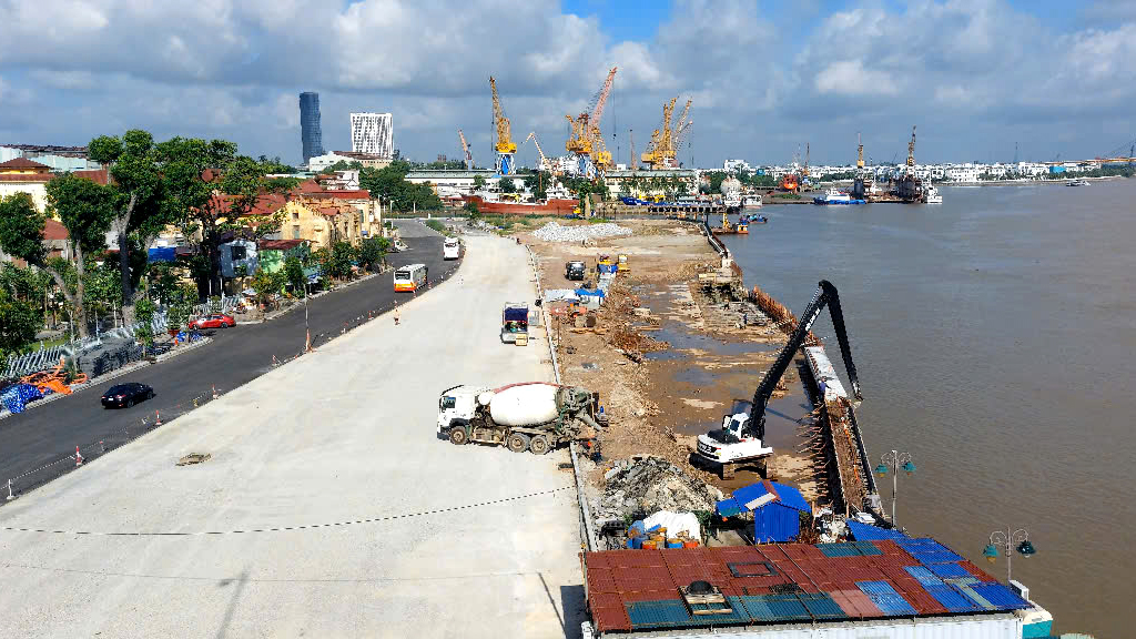Dự án chỉnh trang sông Tam Bạc giai đoạn 2 do liên danh nhà thầu Công ty cổ phần Trung Thuỷ và Công ty cổ phần Việt Úc thực hiện vẫn dang dở dù đã quá hạn. 