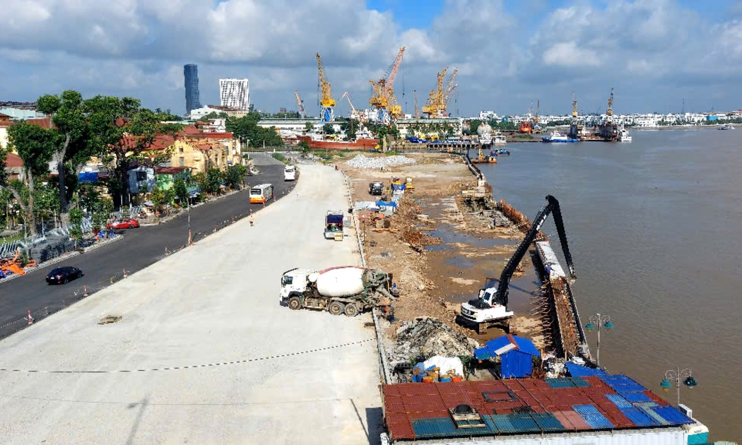 Dự án chỉnh trang sông Tam Bạc giai đoạn 2 do liên danh nhà thầu Công ty cổ phần Trung Thuỷ và Công ty cổ phần Việt Úc thực hiện vẫn dang dở dù đã quá hạn. 