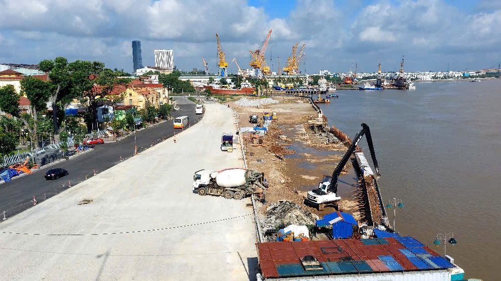 Dự án chỉnh trang sông Tam Bạc giai đoạn 2 do liên danh nhà thầu Công ty cổ phần Trung Thuỷ và Công ty cổ phần Việt Úc thực hiện vẫn dang dở dù đã quá hạn. 