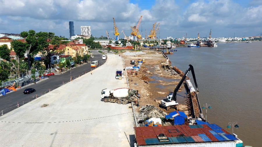 Dự án chỉnh trang sông Tam Bạc giai đoạn 2 do liên danh nhà thầu Công ty cổ phần Trung Thuỷ và Công ty cổ phần Việt Úc thực hiện vẫn dang dở dù đã quá hạn. 