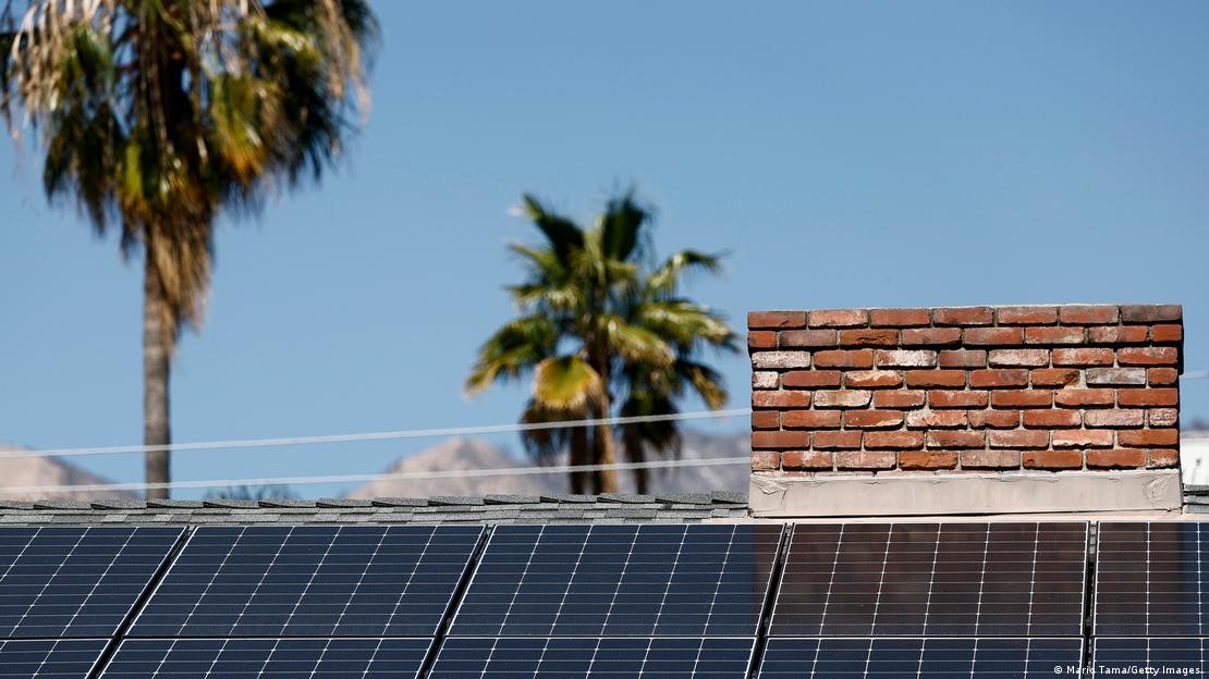 Tấm pin mặt trời dân dụng có thể giúp người Mỹ giảm hóa đơn tiền điện tăng vọt. Ảnh: Mario Tama/Getty Images