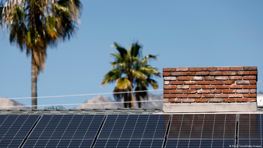 Tấm pin mặt trời dân dụng có thể giúp người Mỹ giảm hóa đơn tiền điện tăng vọt. Ảnh: Mario Tama/Getty Images