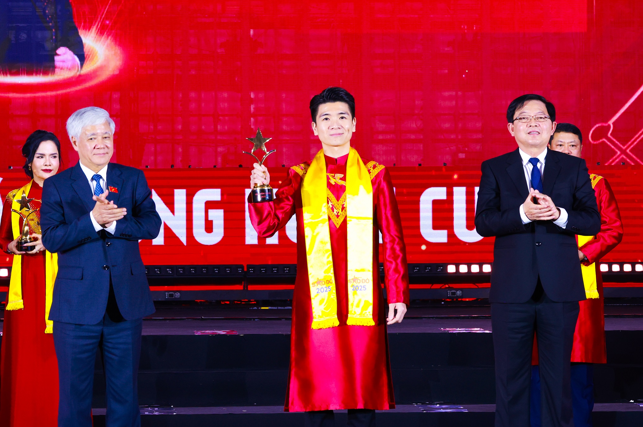 Ông Đỗ Quang Vinh - Phó Chủ tịch HĐQT kiêm Phó Tổng giám đốc Ngân hàng SHB, Chủ tịch HĐQT SHS vinh dự có mặt trong Top 10 doanh nhân xuất sắc nhất Giải thưởng Sao Đỏ.