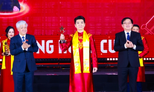 Chủ tịch HĐQT SHS được vinh danh trong Top 10 Giải thưởng Sao Đỏ 2025