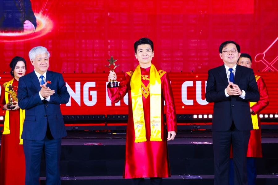 Ông Đỗ Quang Vinh - Phó Chủ tịch HĐQT kiêm Phó Tổng giám đốc Ngân hàng SHB, Chủ tịch HĐQT SHS vinh dự có mặt trong Top 10 doanh nhân xuất sắc nhất Giải thưởng Sao Đỏ.