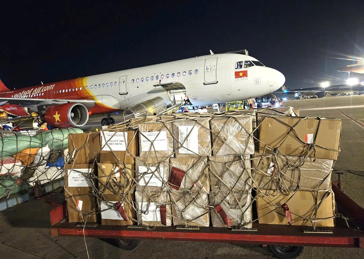 Các chuyến bay đêm hối hả, khẩn trương đưa hàng cứu trợ đến người dân vùng bão lũ.