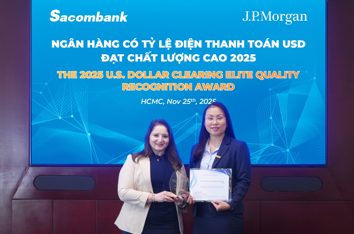 Đại diện Sacombank nhận giải thưởng “Ngân hàng có tỷ lệ thanh toán USD đạt chất lượng cao 2025.