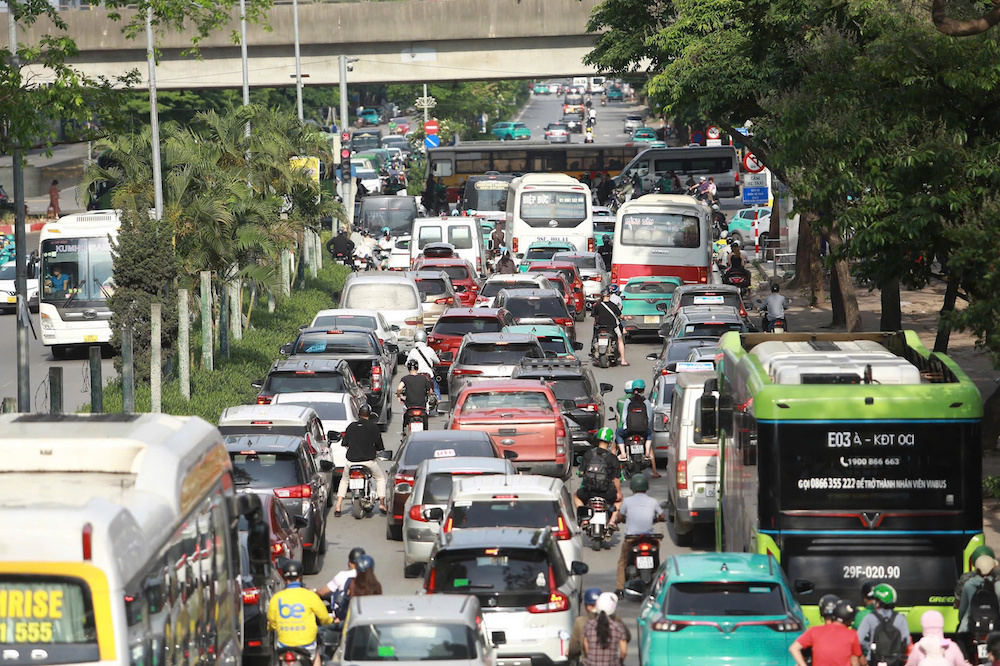 <i>Lộ trình chuyển đổi được xác định rõ: trước 1/1/2028, tối thiểu 50% taxi và xe kinh doanh đến 8 chỗ phải dùng năng lượng sạch; đến 1/1/2030 đạt 100% xe xanh. Chính sách này cũng áp dụng với xe máy kinh doanh (xe công nghệ), khi các ứng dụng sẽ không được tiếp nhận đối tác dùng xe xăng sau 1/7/2026.</i>