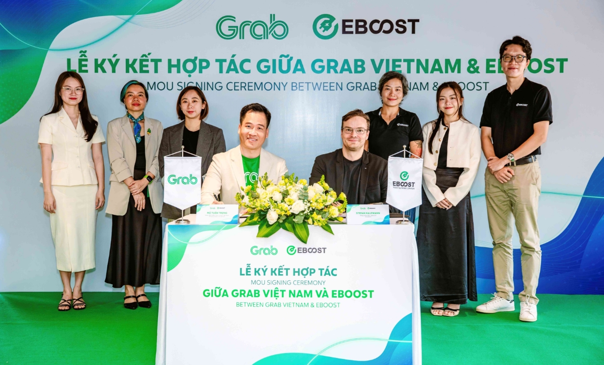 Đại diện Grab Việt Nam và EBOOST kí thoả thuận hợp tác.