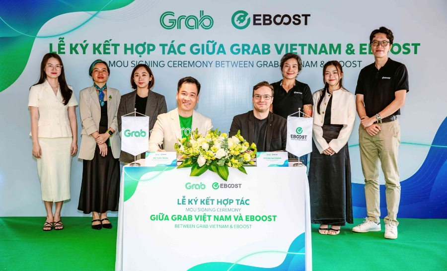 Đại diện Grab Việt Nam và EBOOST kí thoả thuận hợp tác.