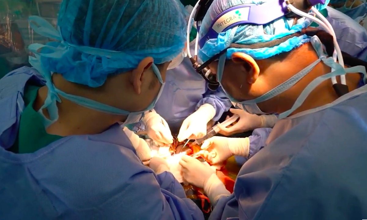 Êkip Bệnh viện Nhi Trung ương trong ca ghép gan.