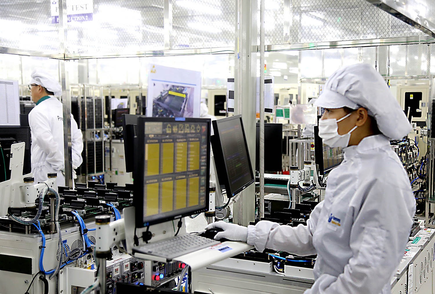 Nhà máy bán dẫn sẽ cần rất nhiều hệ thống vận hành bên trong. Ảnh minh họa