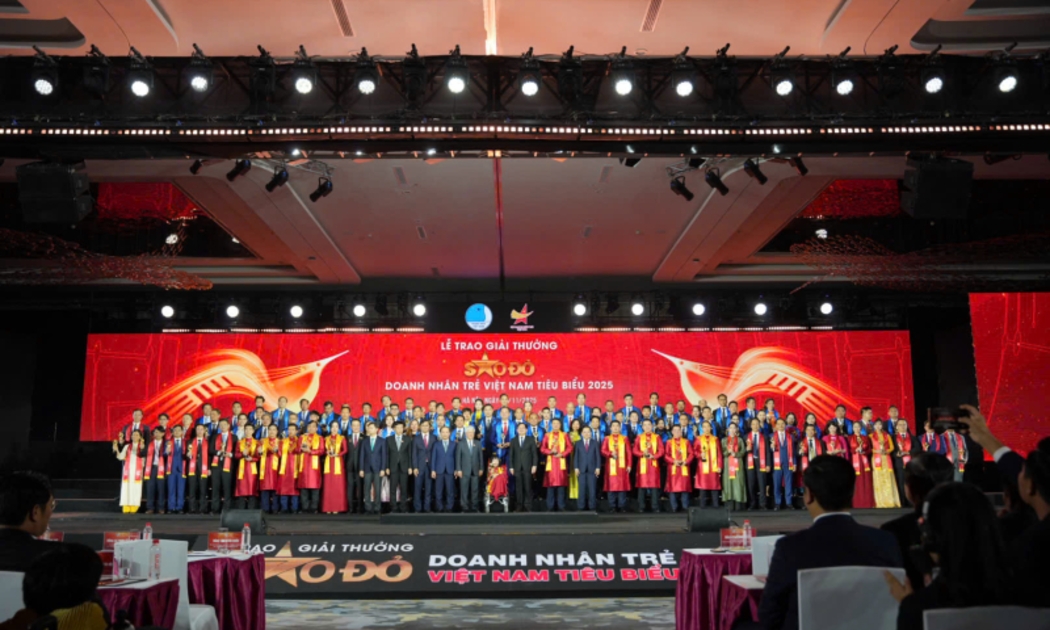 Top 100 Doanh nhân trẻ tiêu biểu. Ảnh: DNT.
