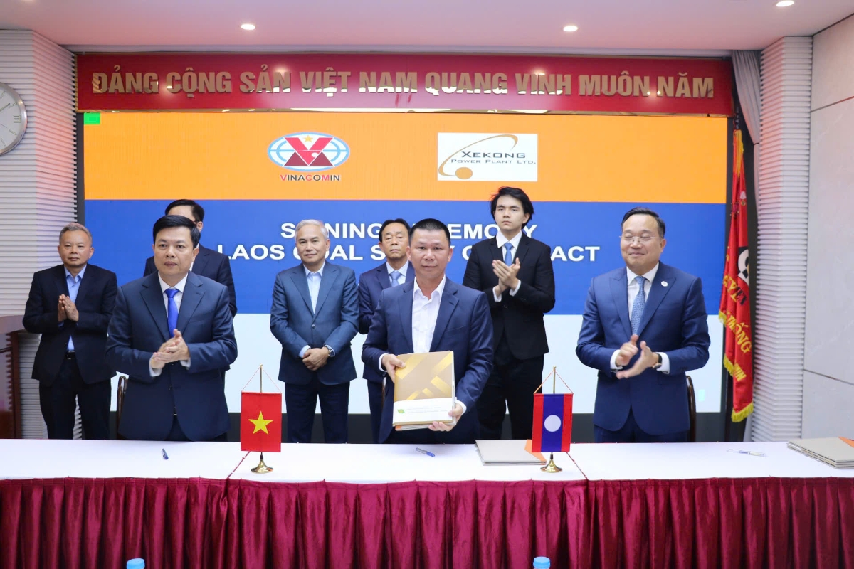 Đại diện Công ty CP Xuất nhập khẩu than - Vinacomin và Công ty CP Kinh doanh than Miền Bắc - Vinacomin với Công ty TNHH Năng lượng Xekong, Tập đoàn Phonesack - Lào thực hiện nghi lễ ký kết.