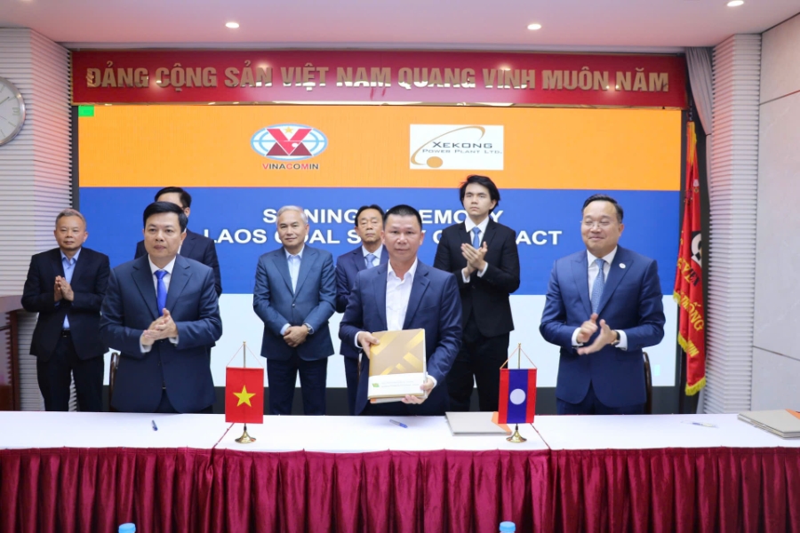 Đại diện Công ty CP Xuất nhập khẩu than - Vinacomin và Công ty CP Kinh doanh than Miền Bắc - Vinacomin với Công ty TNHH Năng lượng Xekong, Tập đoàn Phonesack - Lào thực hiện nghi lễ ký kết.