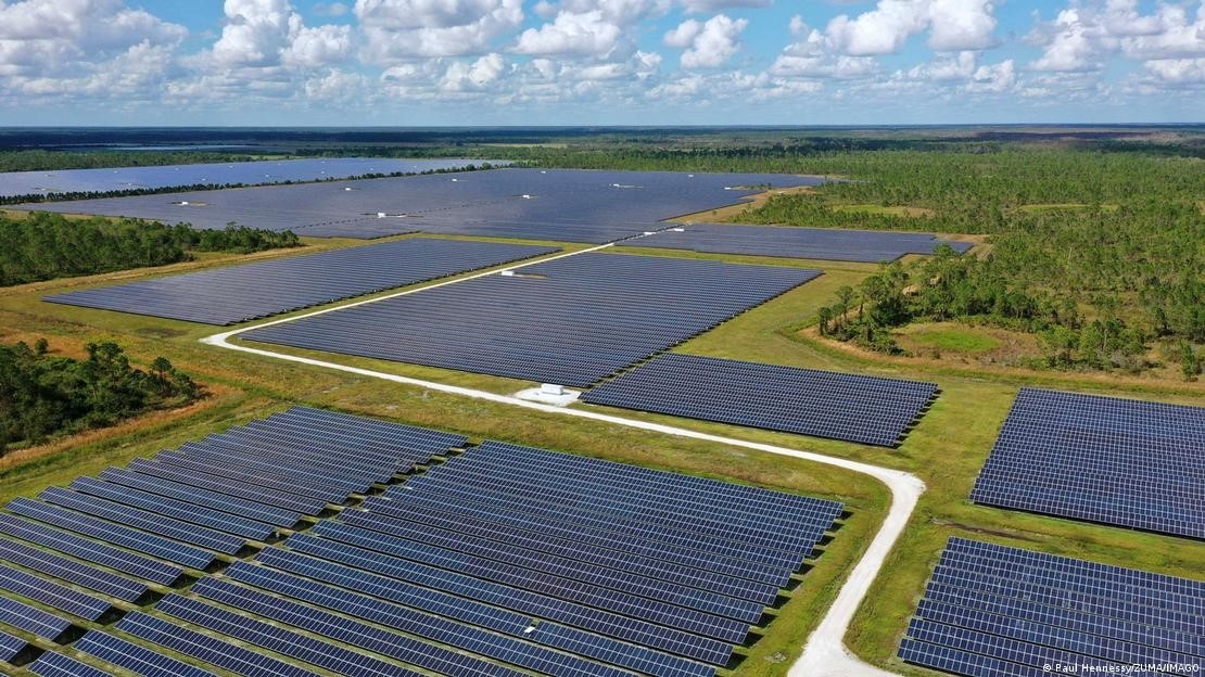 Babcock Ranch ở Florida tự nhận là thị trấn đầu tiên sử dụng năng lượng mặt trời tại Mỹ, nhưng năng lượng mặt trời rất phổ biến trên toàn bang Sunshine State. Ảnh: Paul Hennessy/ZUMA/IMAG