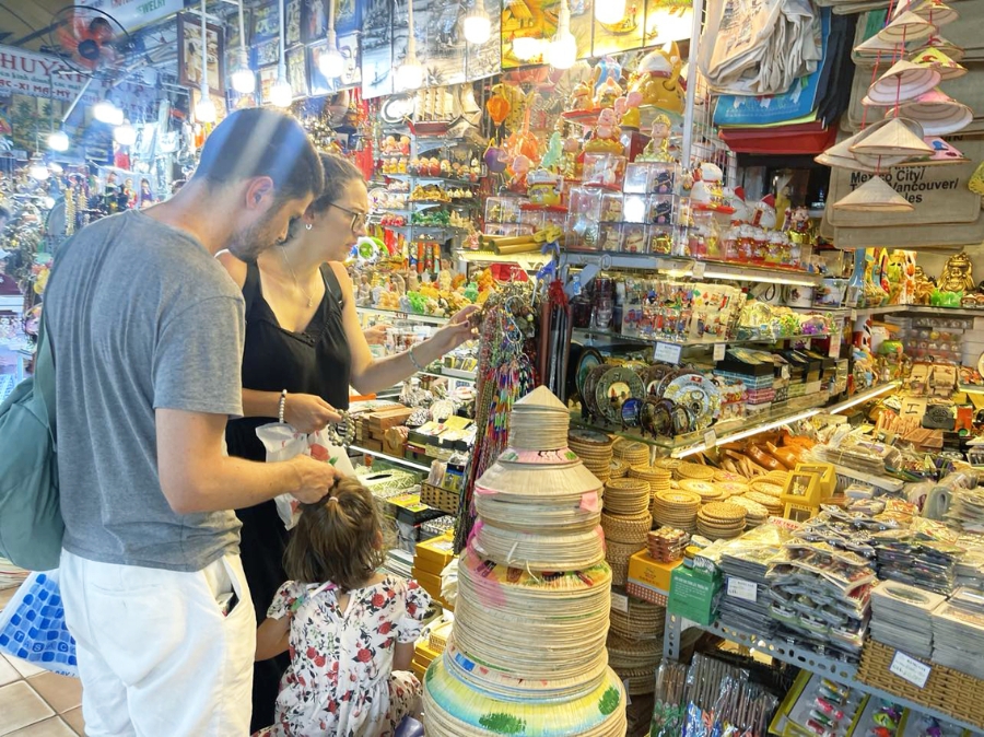 Chợ Bến Thành (TP.HCM) thù hút rất đông du khách đến tham quan, nhưng còn ít người thực sự mua sắm.