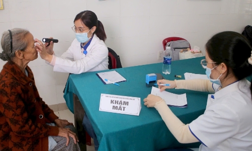 Khám bệnh miễn phí cho người dân vùng lũ 