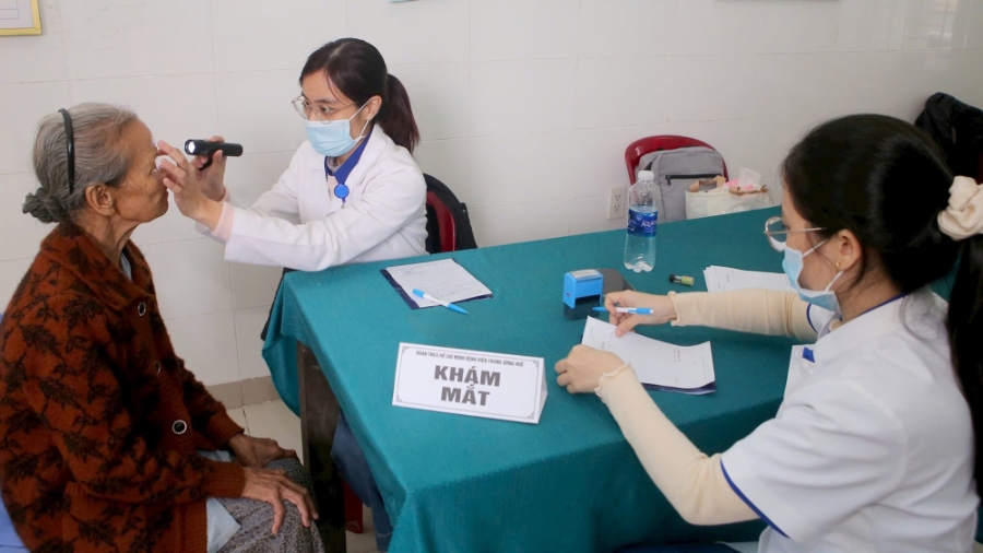 Thăm khám miễn phí cho người dân xã Hưng Lộc