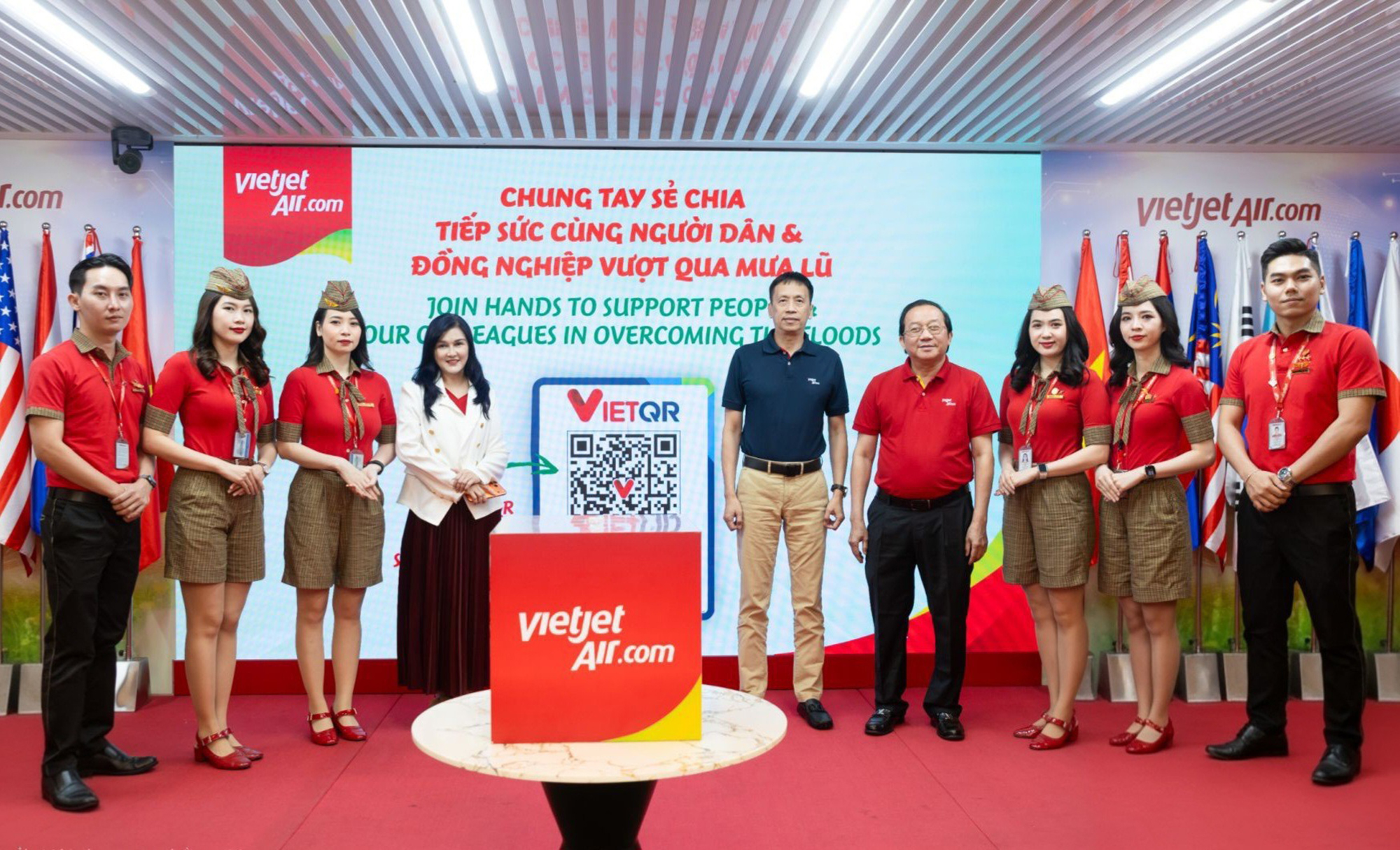 Cán bộ, nhân viên Vietjet chung tay sẻ chia cùng đồng bào vùng bão lũ.