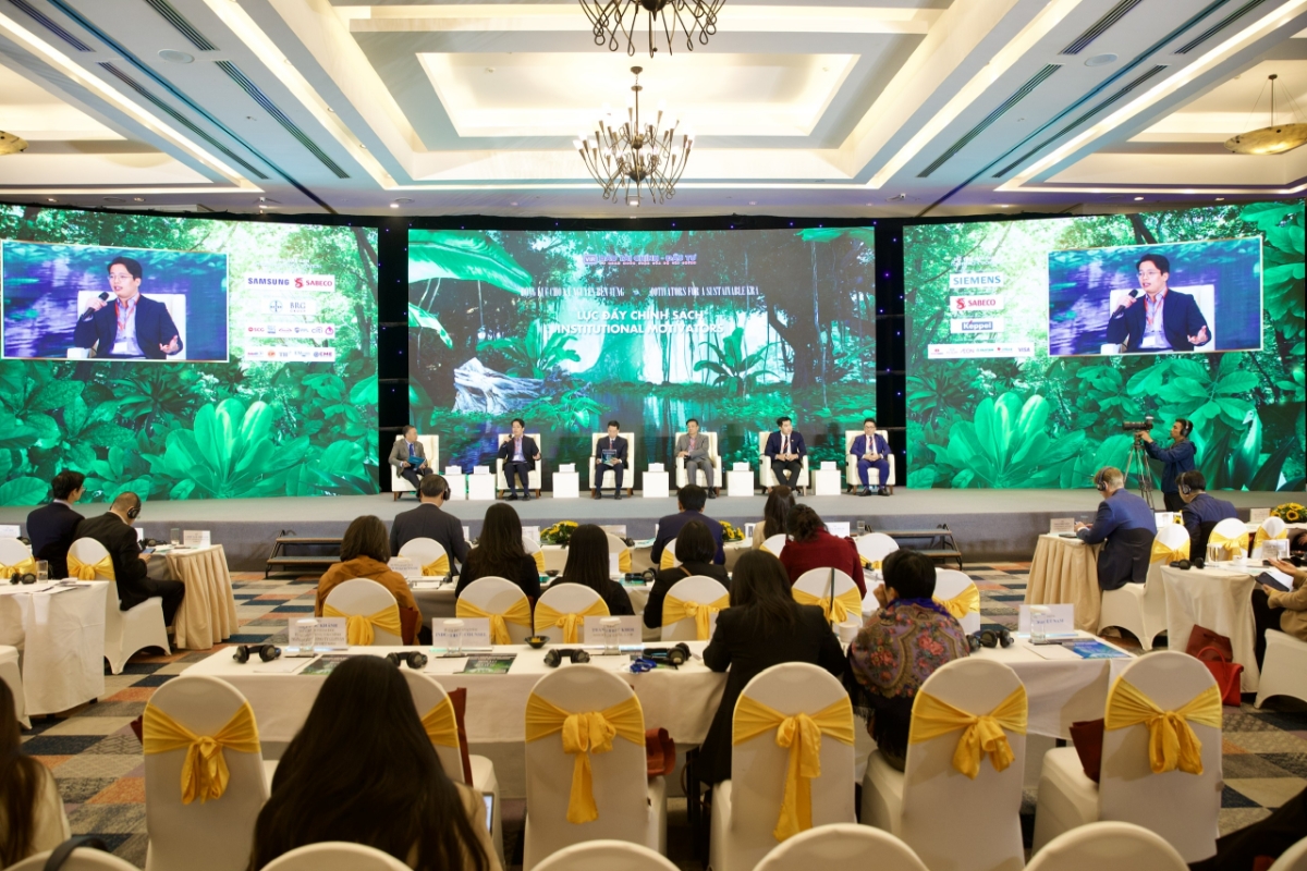 Các chuyên gia trao đổi tại hội thảo.