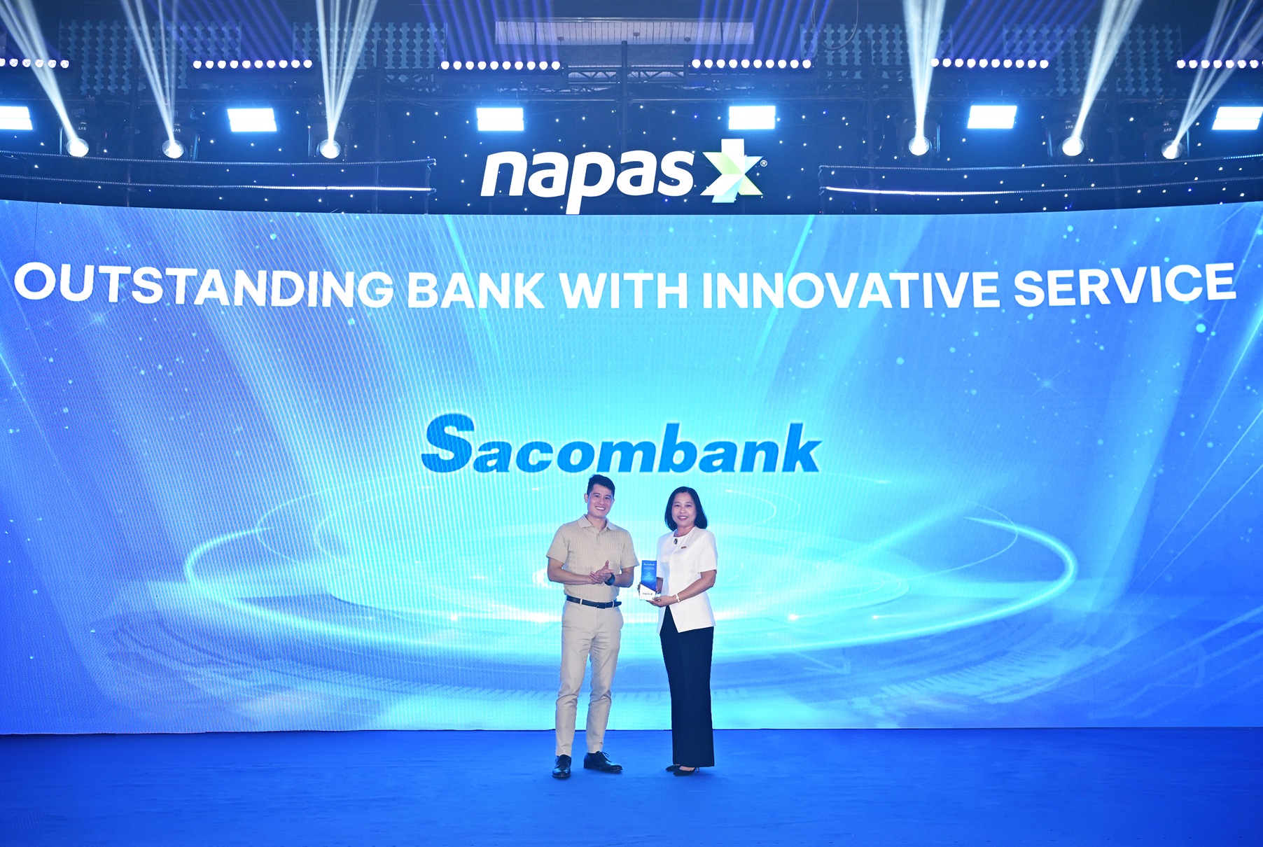 Bà Nguyễn Phương Huyền (Giám đốc Khối khách hàng cá nhân) đại diện ngân hàng nhận giải thưởng Ngân hàng triển khai dự án mang tính đổi mới trong năm.